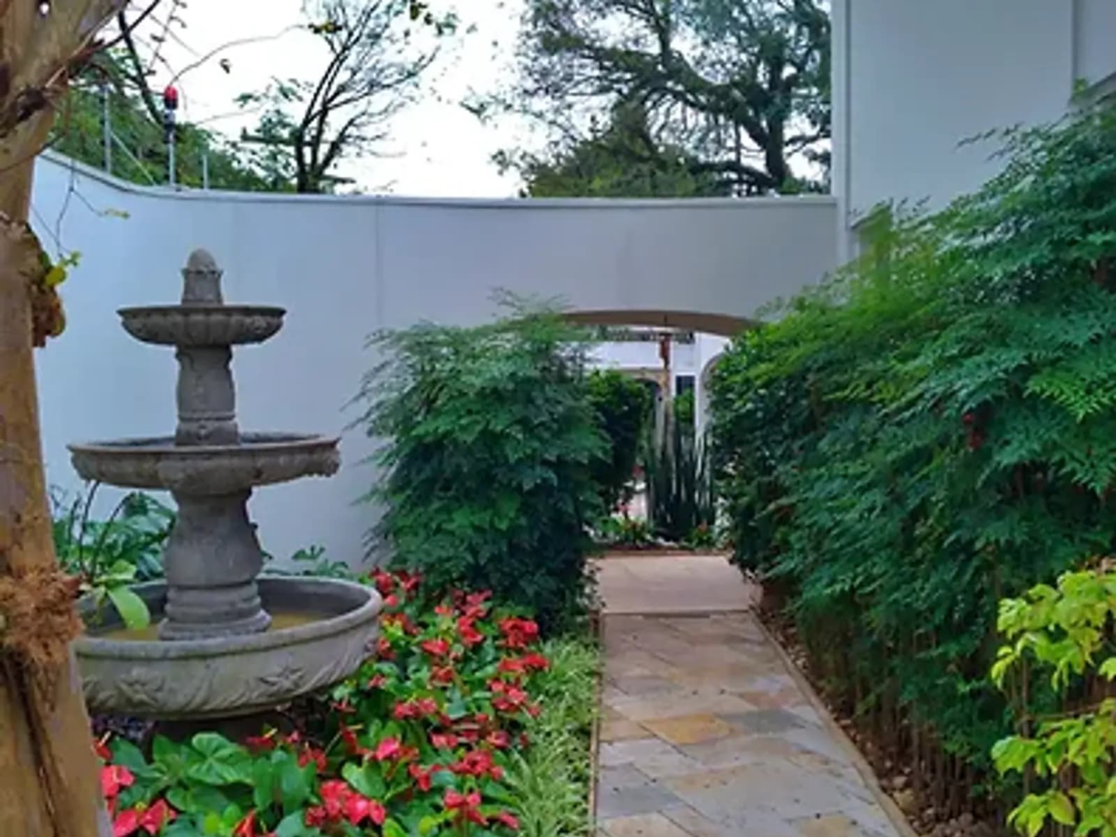 Jardim vertical artificial em ambiente moderno
